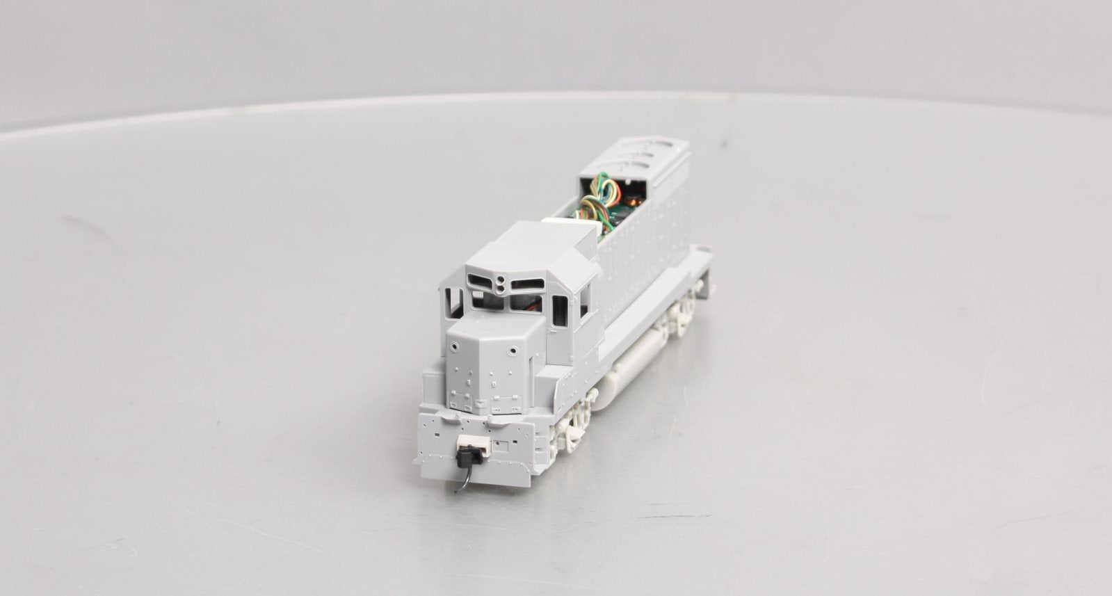 Walthers 920-49162 HO Undecorated EMD GP35 Phase II Standard DC