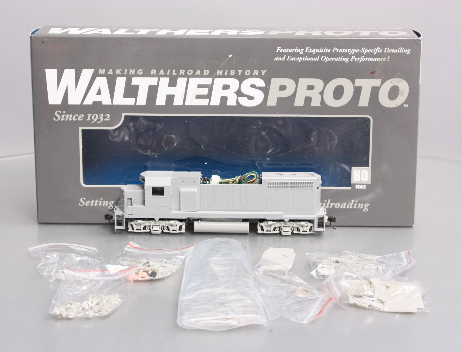 Walthers 920-49162 HO Undecorated EMD GP35 Phase II Standard DC