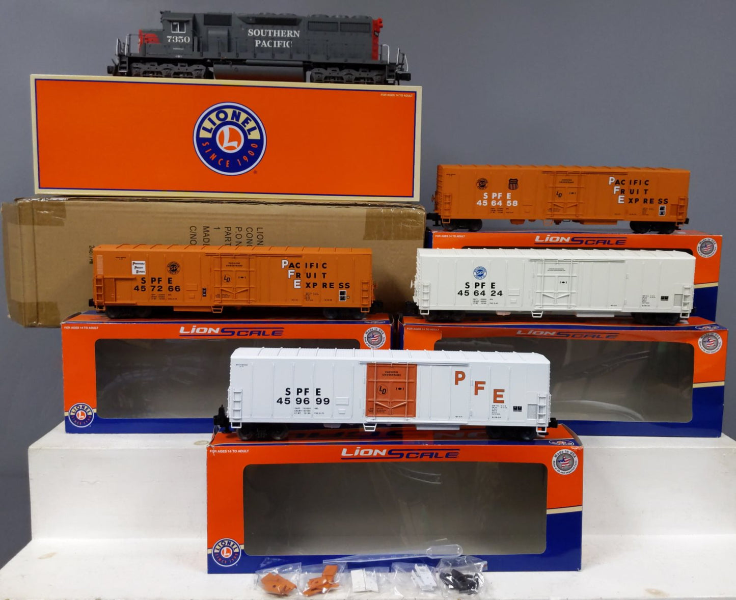 Lionel 6-84296 O Gauge Southern Pacific 54 Salad Bowl Express Diesel Train Set