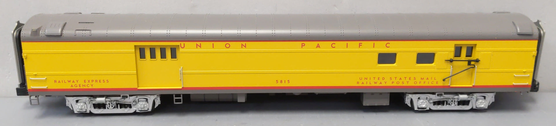 MTH 20-64027 O Union Pacific 70' Streamlined RPO Passenger Car #5815