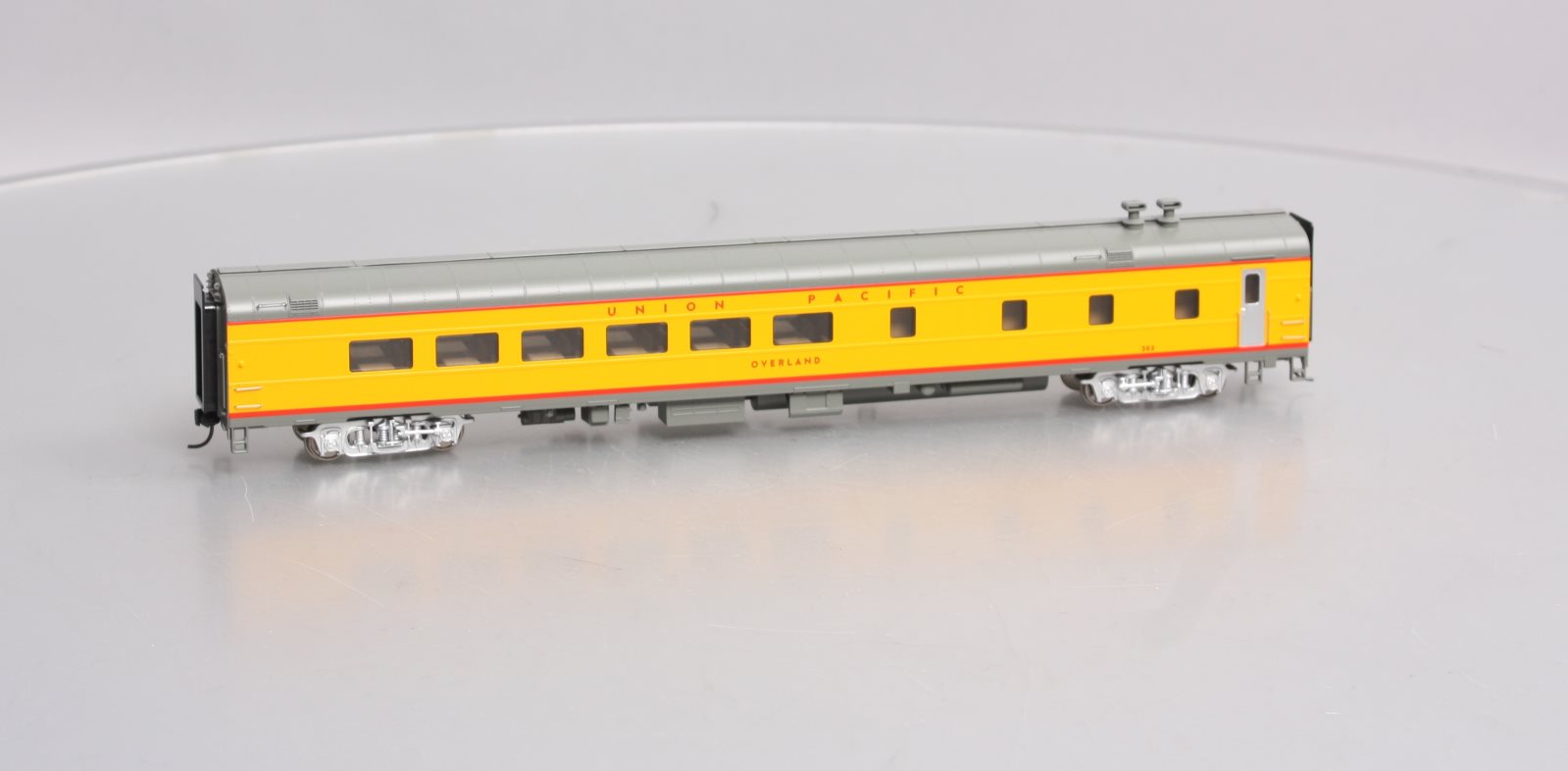 Walthers 920-18603 HO Union Pacifc Overland 85' ACF 44-Seat Lighted Coach