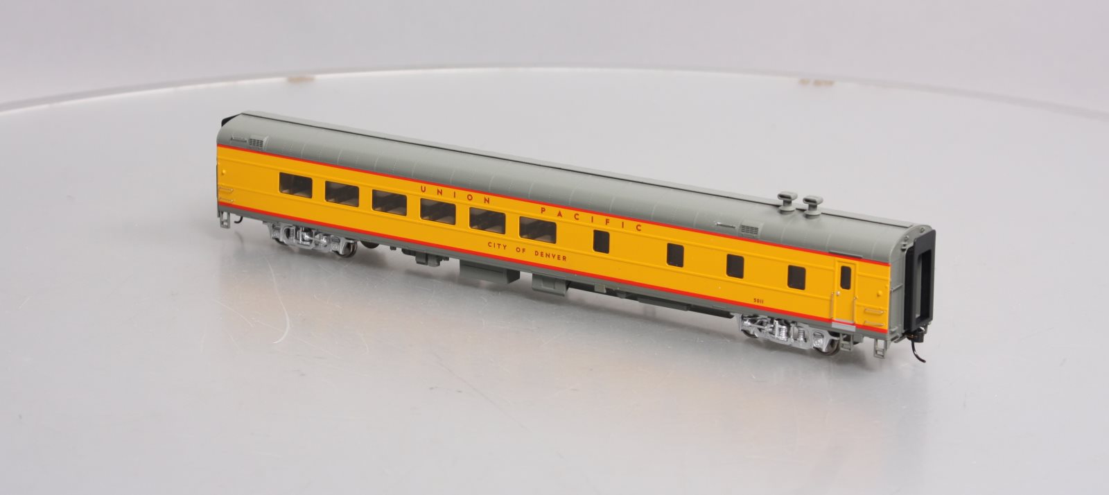 Walthers 920-18105 HO Union Pacific 85' ACF 48-Seat Diner City of Denver #5011