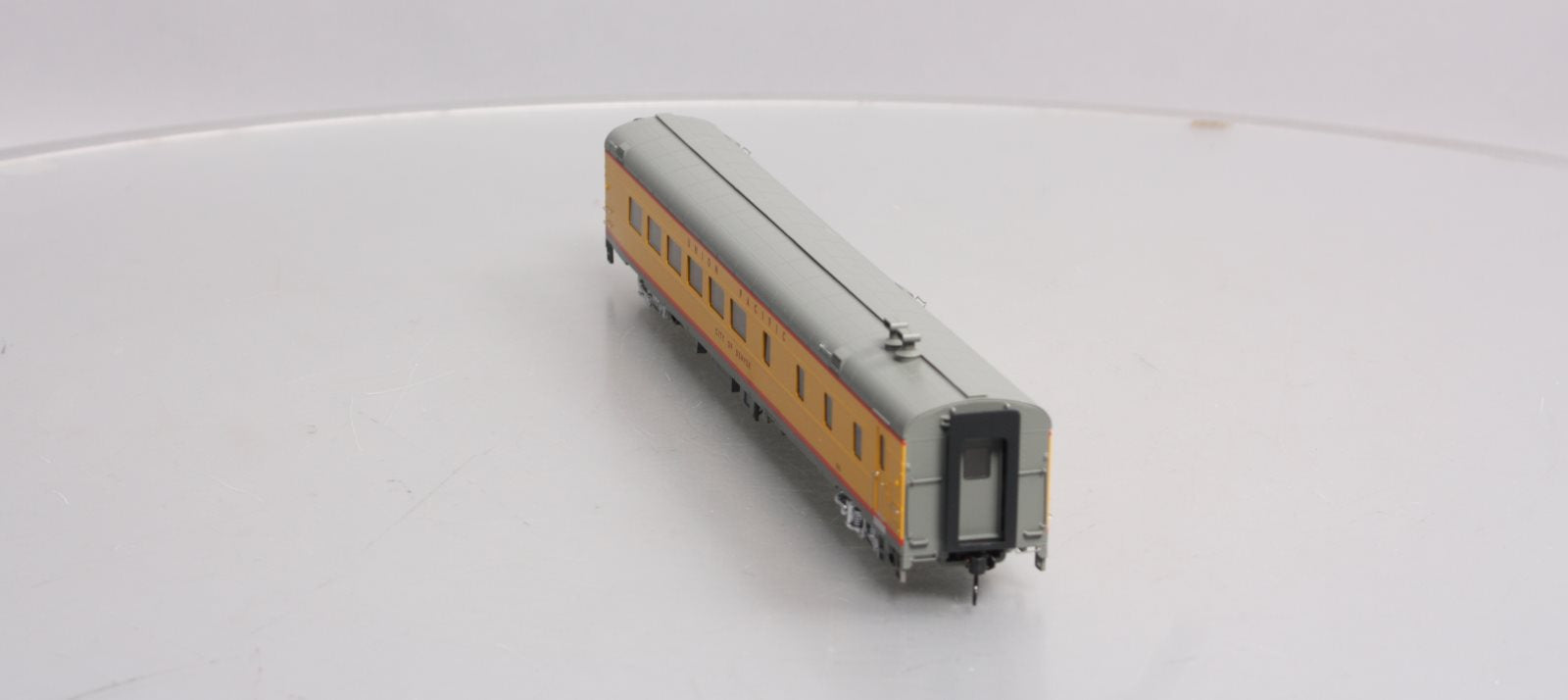 Walthers 920-18105 HO Union Pacific 85' ACF 48-Seat Diner City of Denver #5011