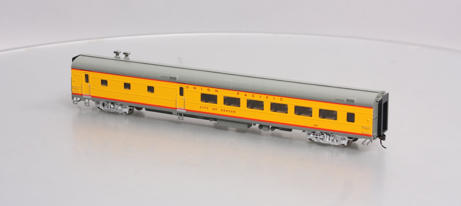 Walthers 920-18105 HO Union Pacific 85' ACF 48-Seat Diner City of Denver #5011