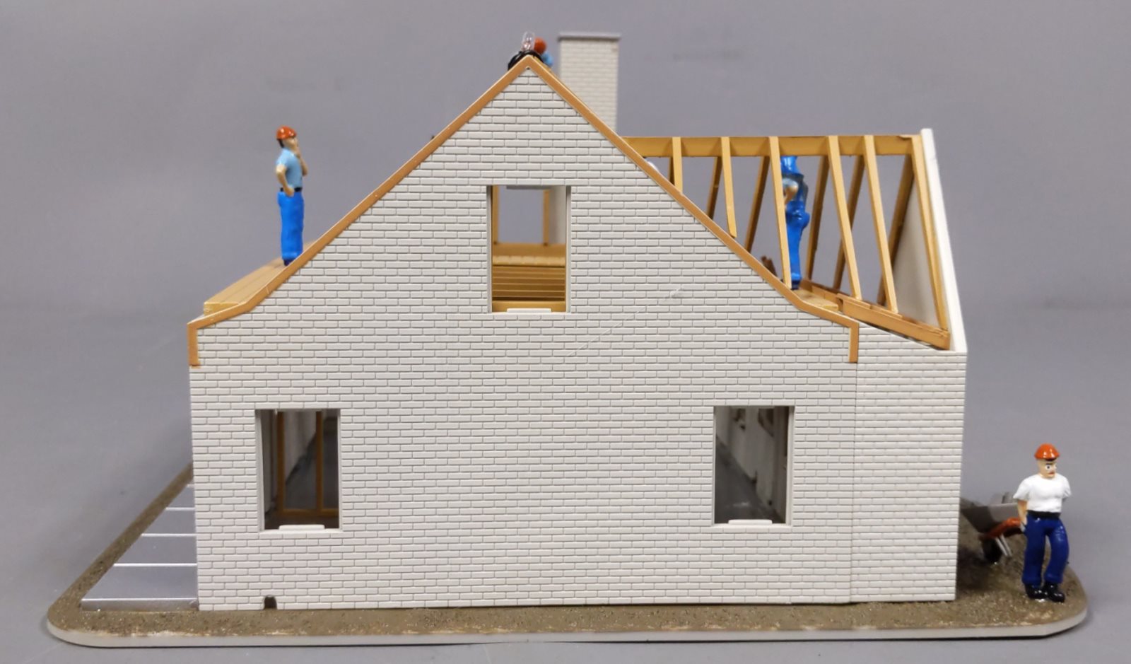 Lionel 6-84792 O House Under Construction Built-Up Building - Plug & Play