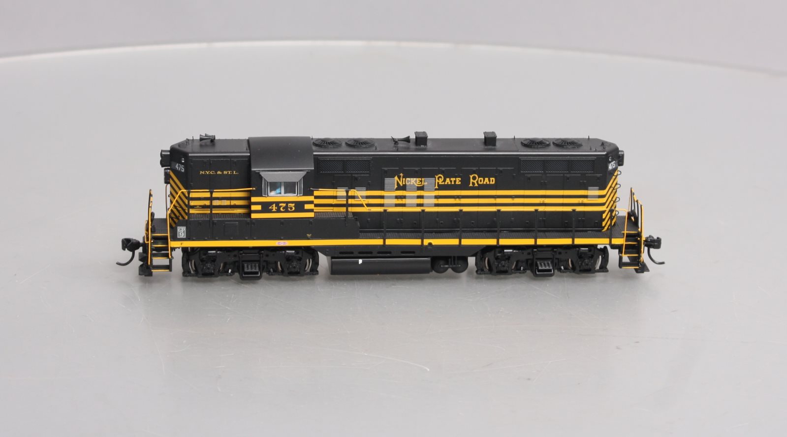 Walthers 920-49718 HO NKP EMD GP9 Ph. II High Short Hood Diesel Locomotive #475