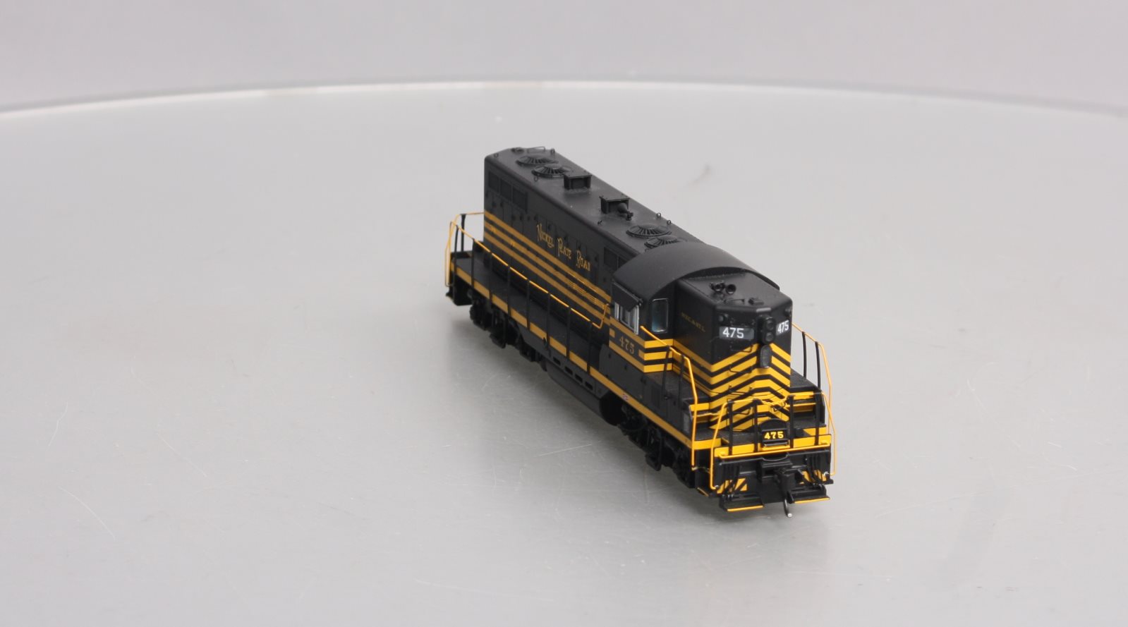 Walthers 920-49718 HO NKP EMD GP9 Ph. II High Short Hood Diesel Locomotive #475