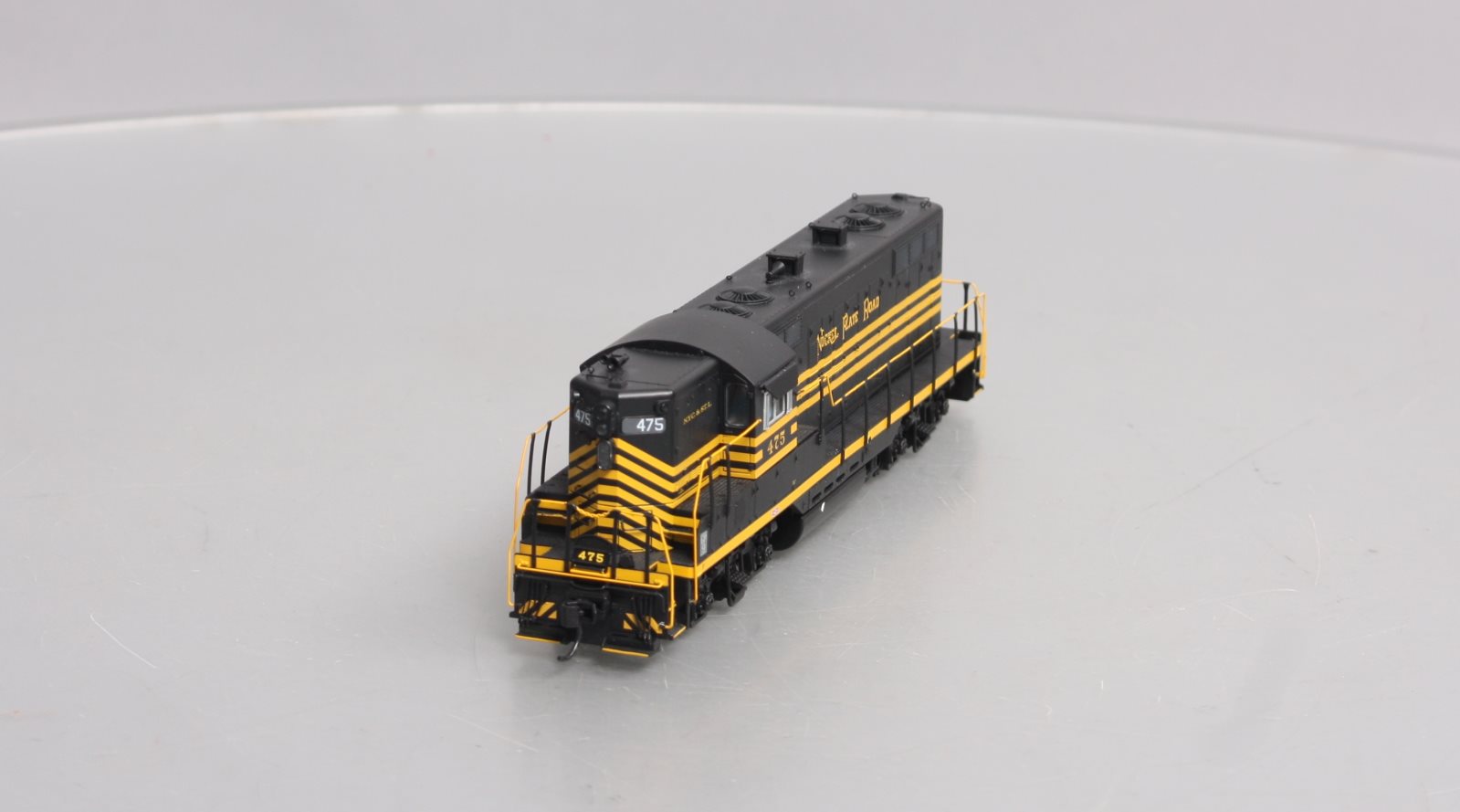 Walthers 920-49718 HO NKP EMD GP9 Ph. II High Short Hood Diesel Locomotive #475