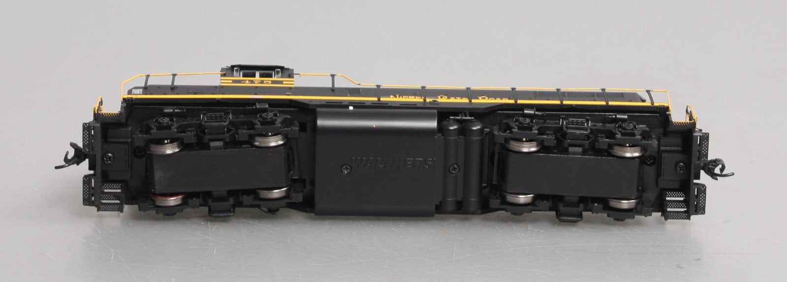 Walthers 920-49718 HO NKP EMD GP9 Ph. II High Short Hood Diesel Locomotive #475