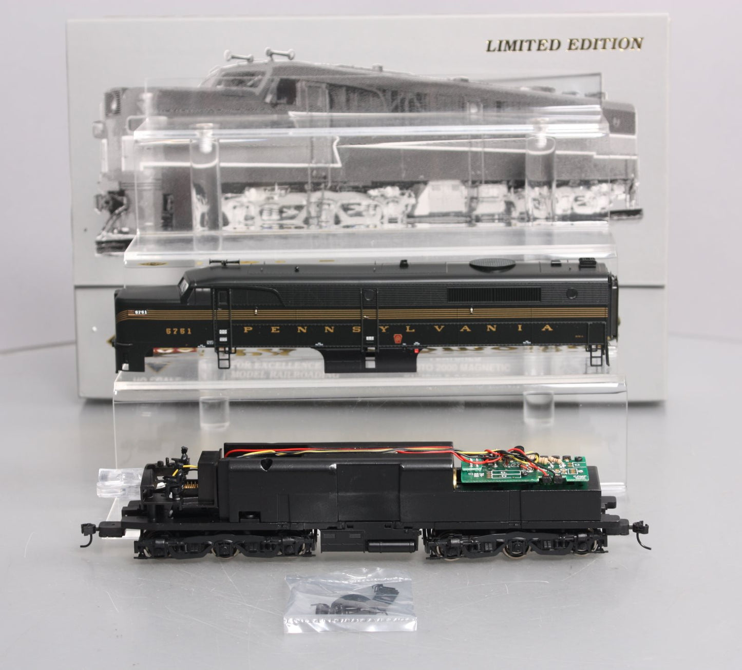 Proto 2000 30499 HO Scale Pennsylvania Railroad PB Powered Diesel Loco #5751 LN/Box