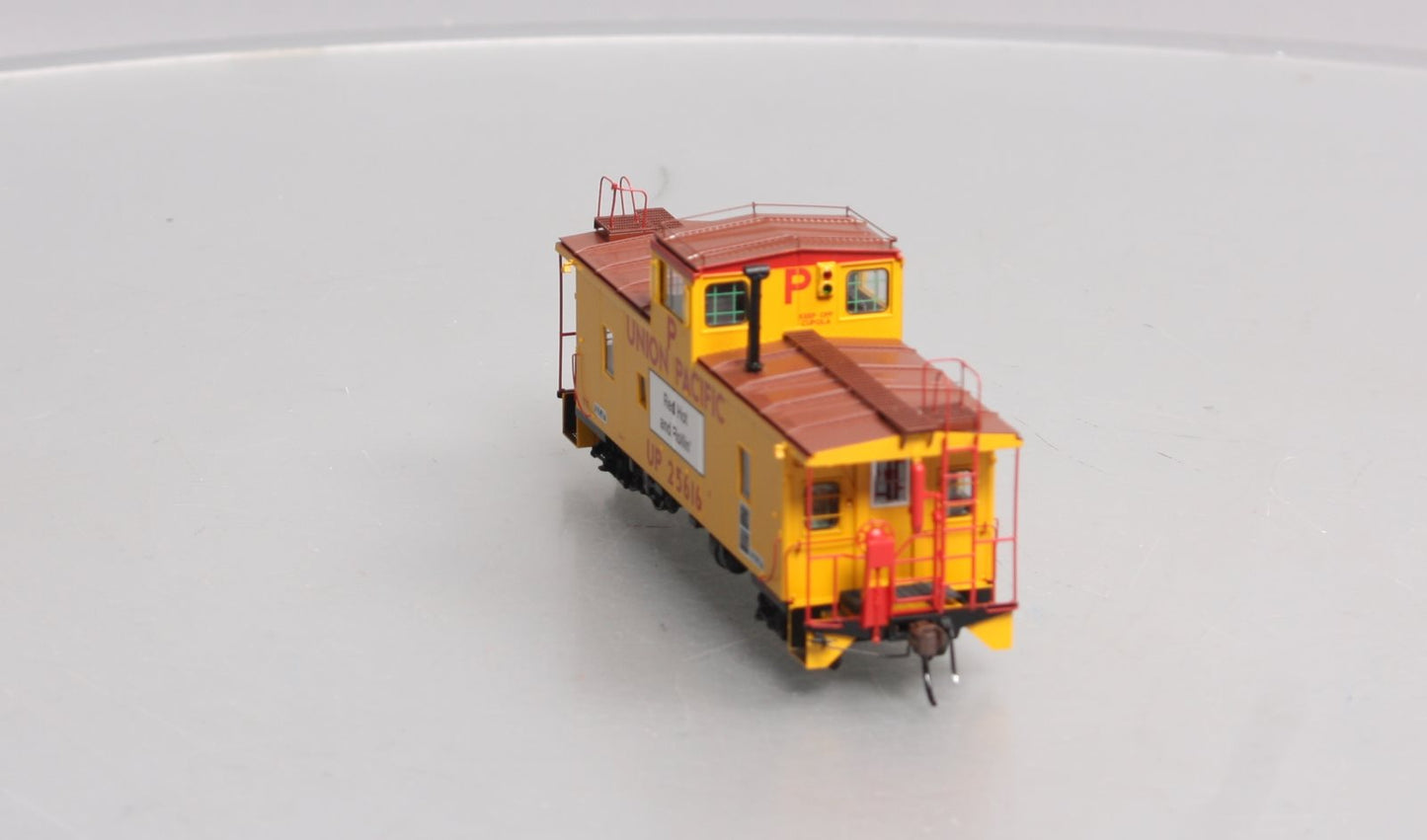 Athearn G78555 HO Union Pacific CA-9 ICC Caboose with Lights #25616