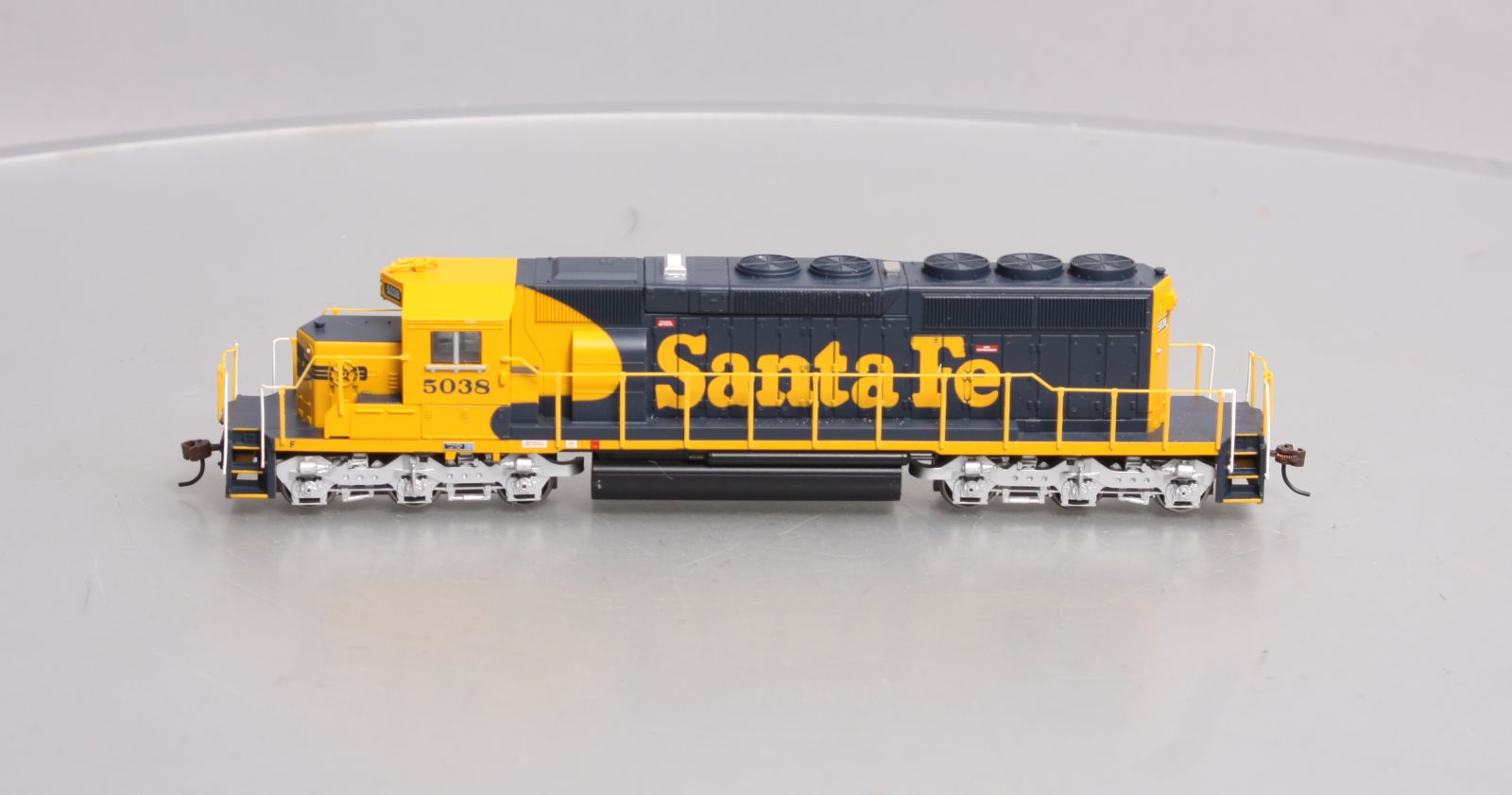 Bachmann 60901 HO Scale Santa Fe SD40-2 Diesel Locomotive #5038 w/DCC