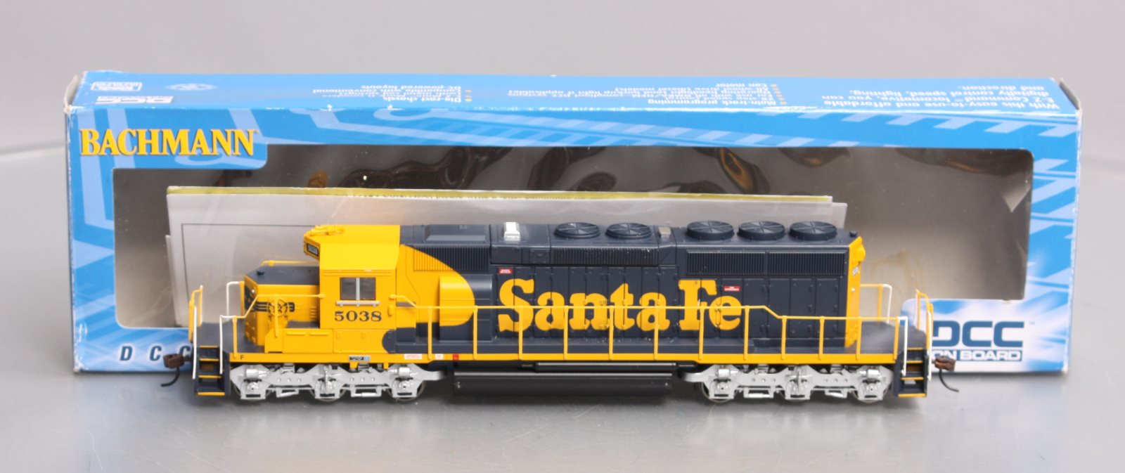 Bachmann 60901 HO Scale Santa Fe SD40-2 Diesel Locomotive #5038 w/DCC