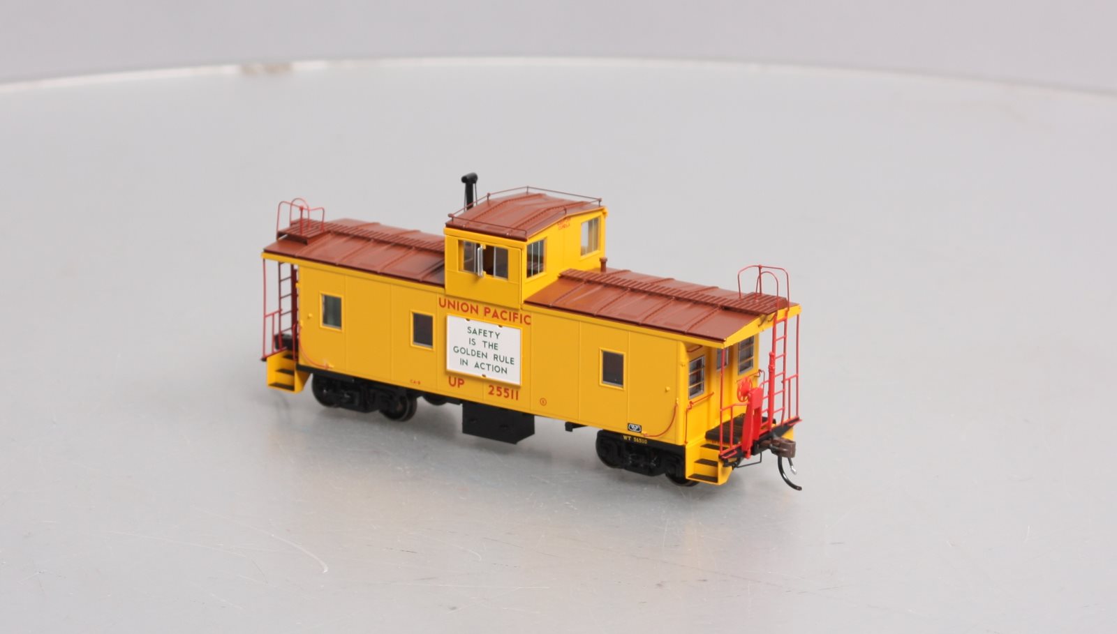 Athearn G78562 HO Union Pacific CA-8 Early Caboose with Lights #25511