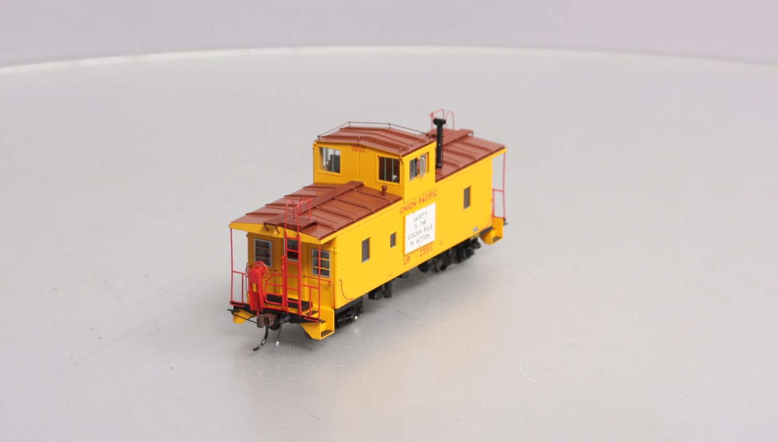 Athearn G78562 HO Union Pacific CA-8 Early Caboose with Lights #25511