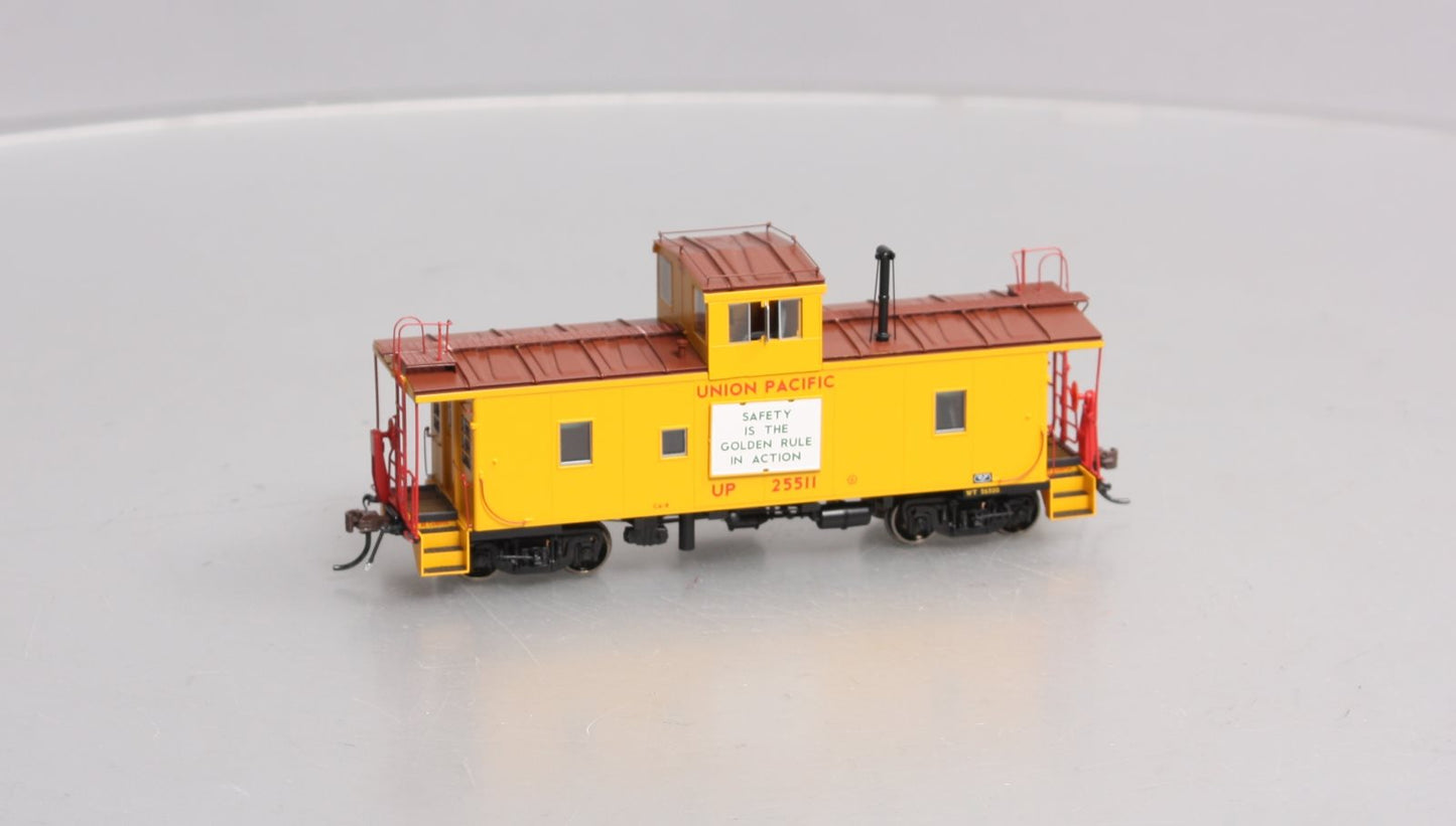 Athearn G78562 HO Union Pacific CA-8 Early Caboose with Lights #25511