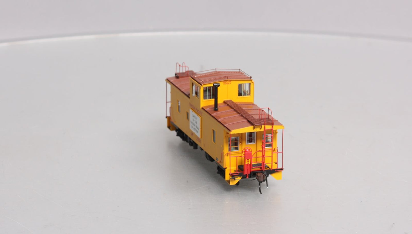 Athearn G78562 HO Union Pacific CA-8 Early Caboose with Lights #25511
