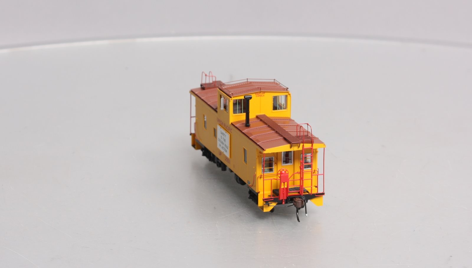 Athearn G78562 HO Union Pacific CA-8 Early Caboose with Lights #25511