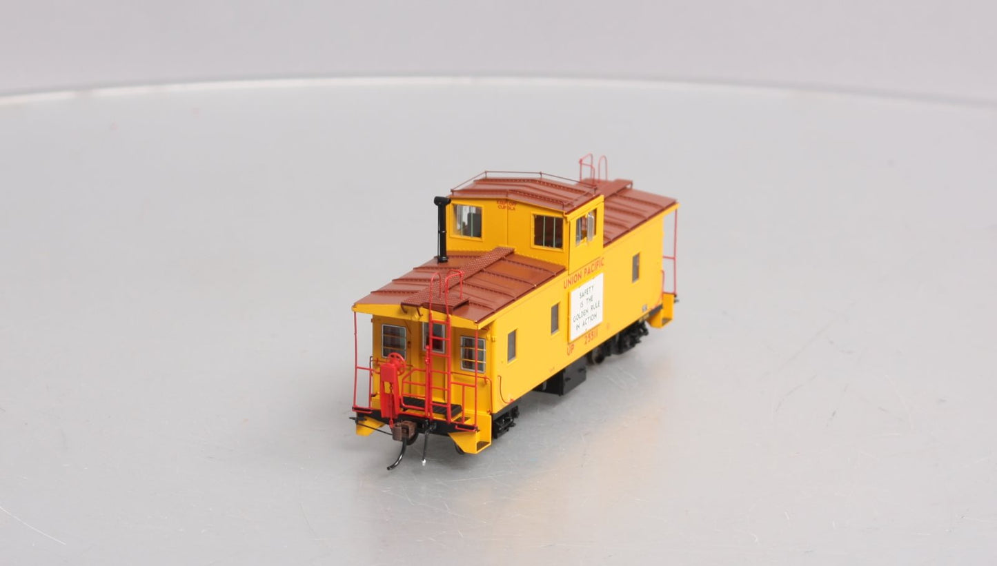 Athearn G78562 HO Union Pacific CA-8 Early Caboose with Lights #25511