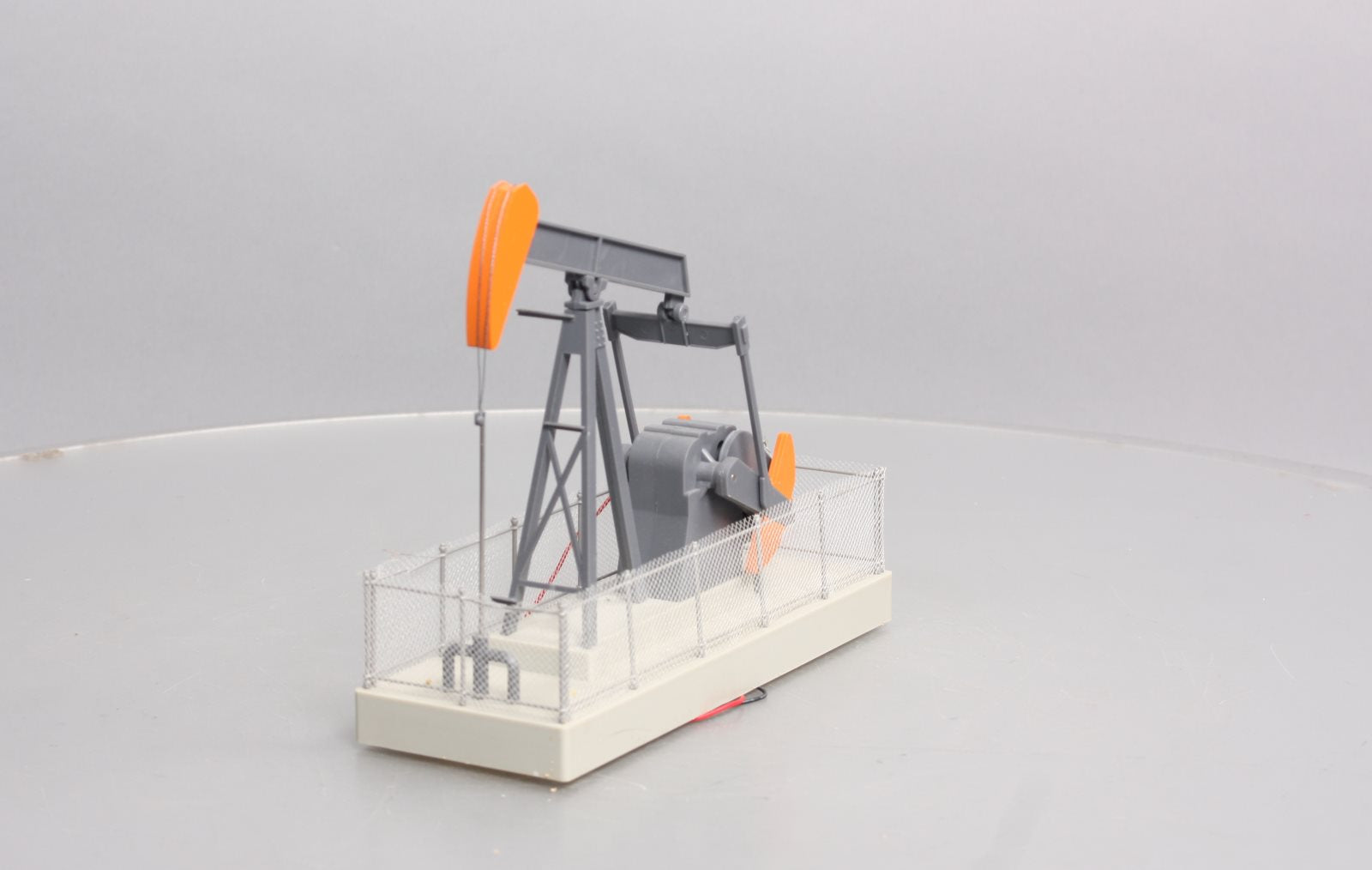 Atlas 66905 O Scale Orange & Black Operating Oil Pump