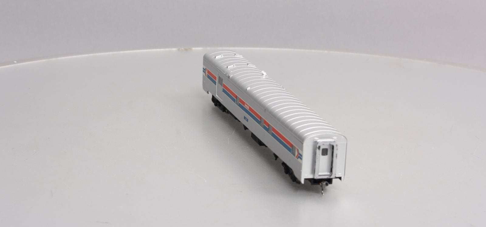 Walthers 932-9069 HO Scale Amtrak Phase 1 Food Service Combination Car #1555