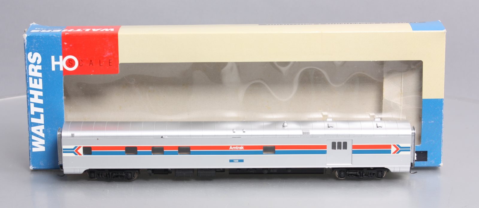 Walthers 932-9069 HO Scale Amtrak Phase 1 Food Service Combination Car #1555