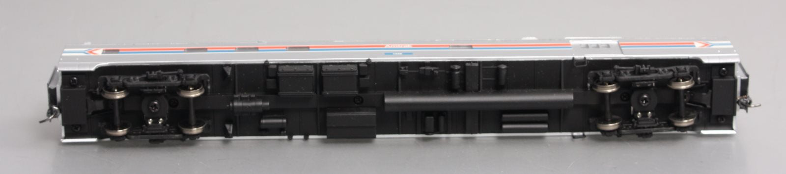 Walthers 932-9069 HO Scale Amtrak Phase 1 Food Service Combination Car #1555