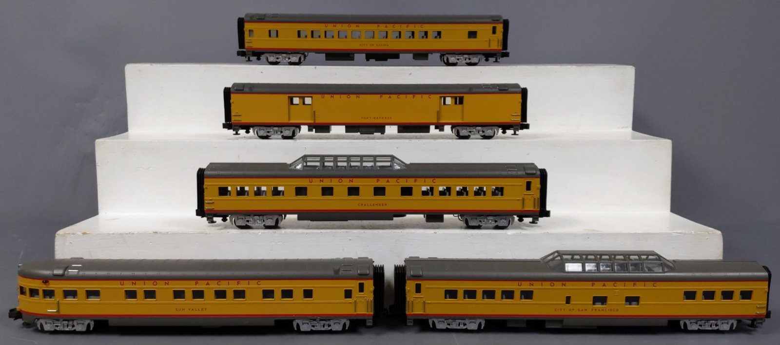 MTH 20-6538 O Gauge Union Pacific 70' Streamlined Passenger Car Set (Set of 5) LN/Box