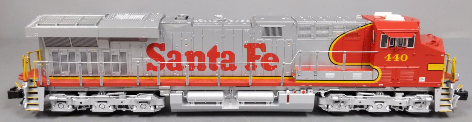 Lionel 6-82215 O Santa Fe 'Warbonnet' LEGACY Scale ES44AC Diesel Locomotive #440