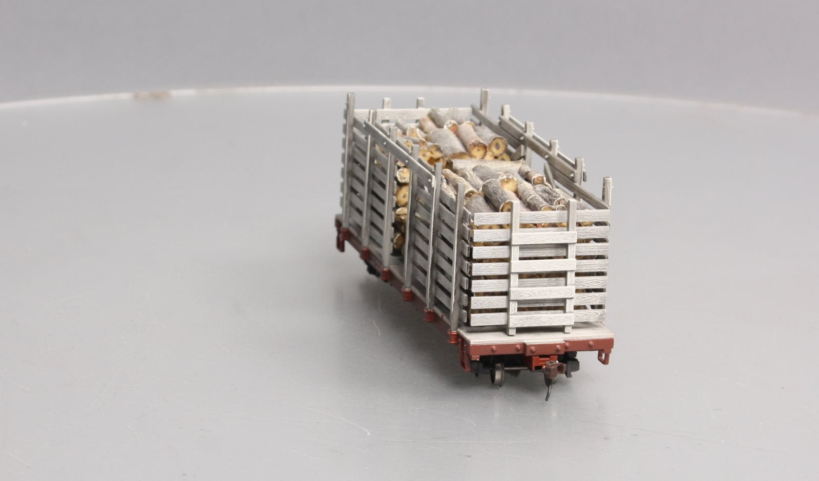 Bachmann 26899 On30 Painted & Unlettered Pulpwood Car w/ Cast Resin Load