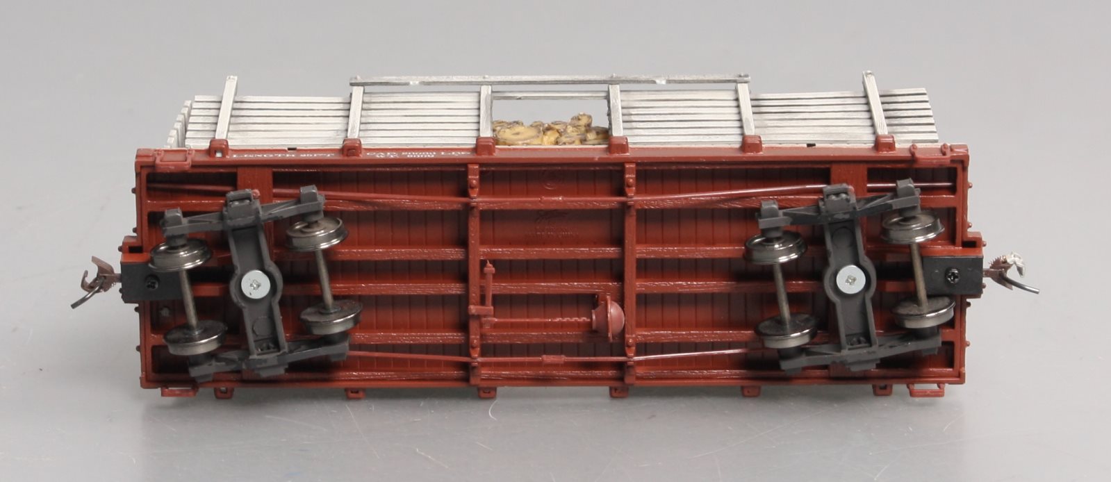 Bachmann 26899 On30 Painted & Unlettered Pulpwood Car w/ Cast Resin Load