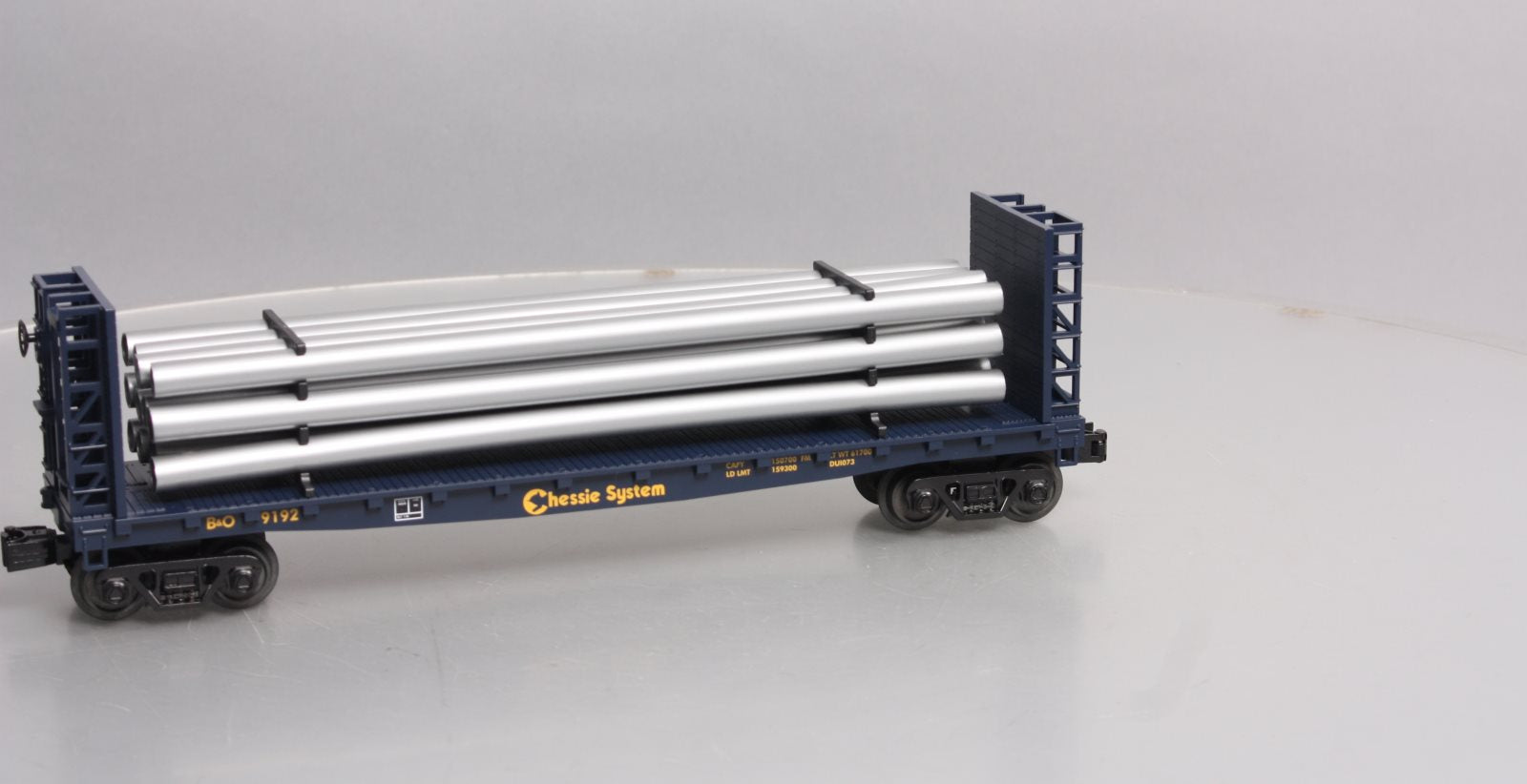 MTH 30-76363 O Gauge Chessie Flat Car w/Bulkheads & Pipe Load #9192