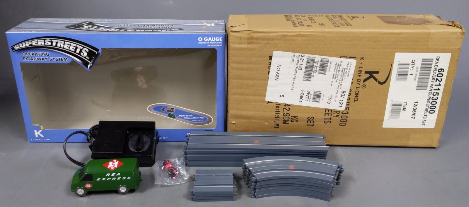 Lionel 6-21153 O REA Delivery Van SuperStreets Set