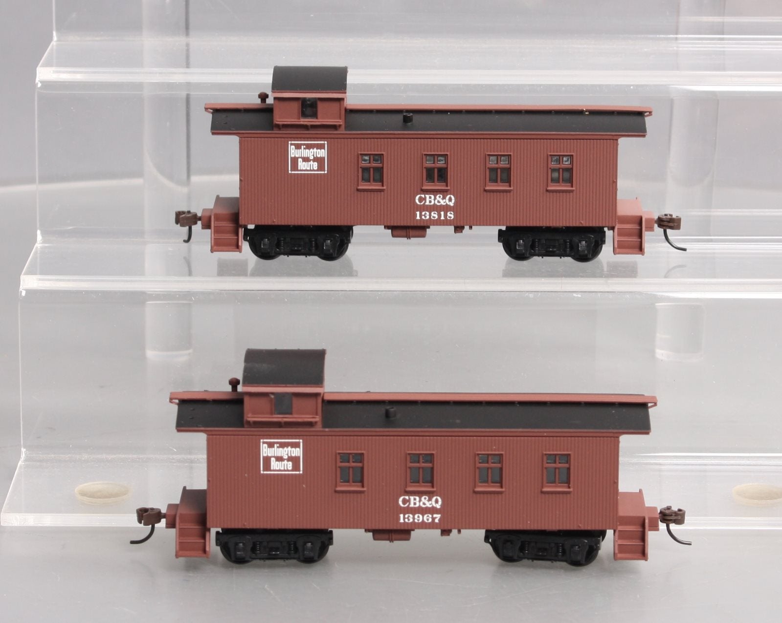 Walthers 932-27562 HO CB&Q 4-Window Wood Caboose (Set of 2) #13818/13967