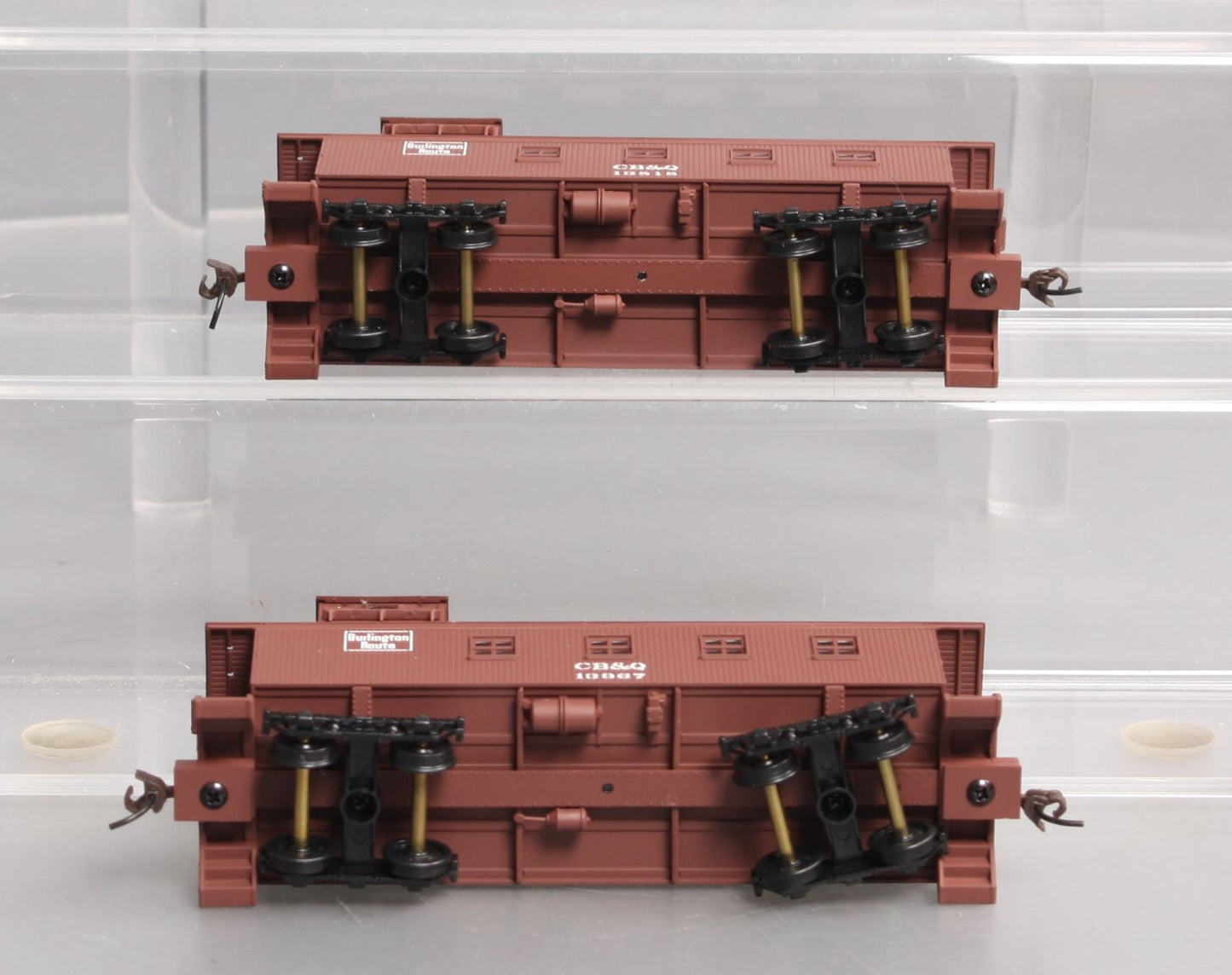 Walthers 932-27562 HO CB&Q 4-Window Wood Caboose (Set of 2) #13818/13967