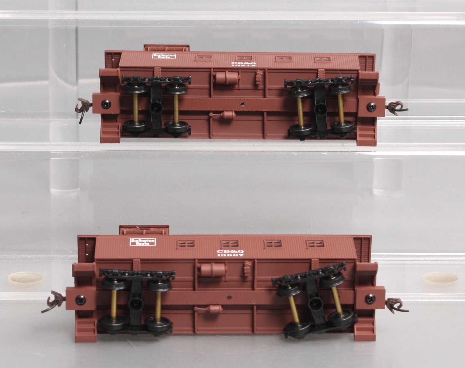 Walthers 932-27562 HO CB&Q 4-Window Wood Caboose (Set of 2) #13818/13967