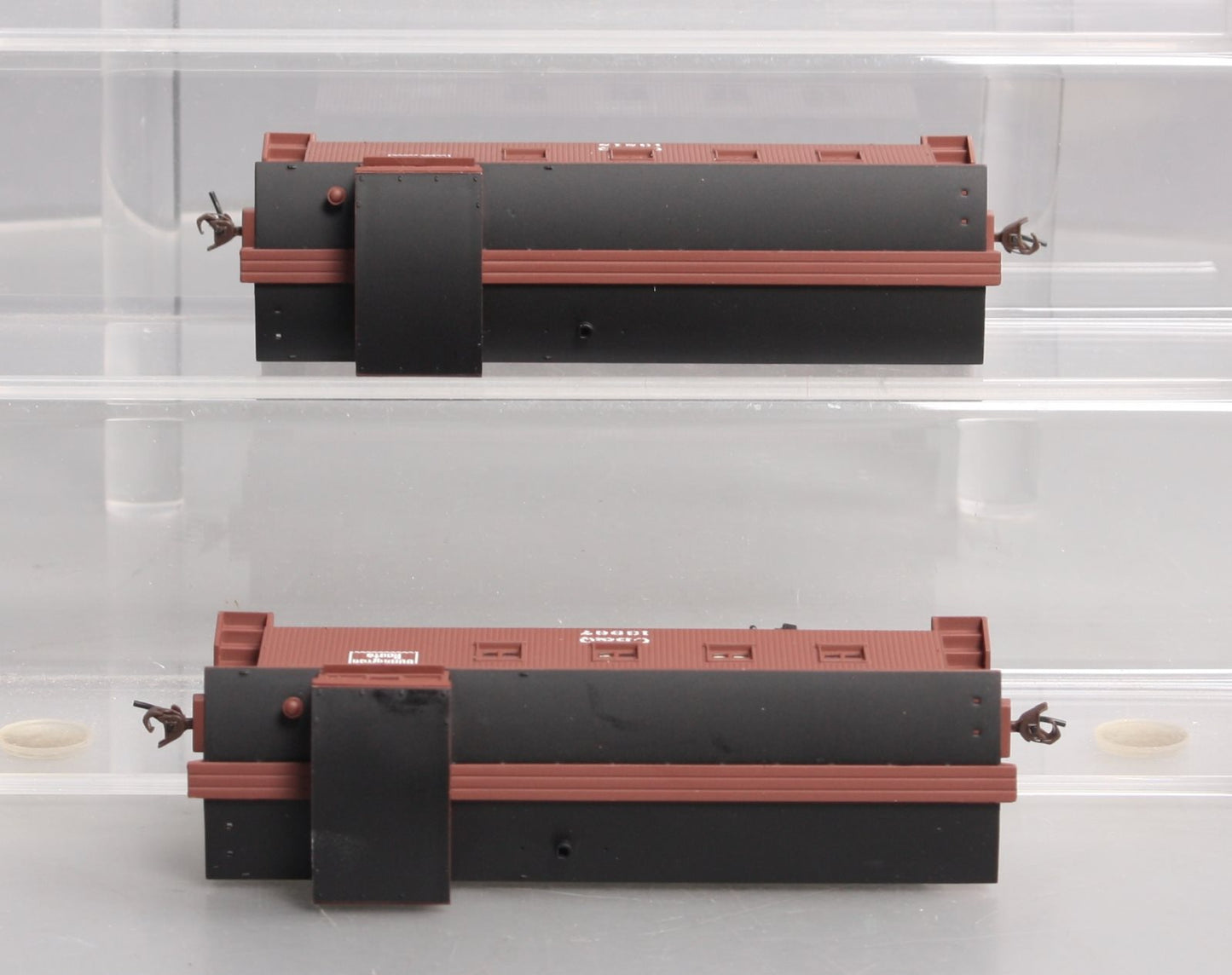 Walthers 932-27562 HO CB&Q 4-Window Wood Caboose (Set of 2) #13818/13967