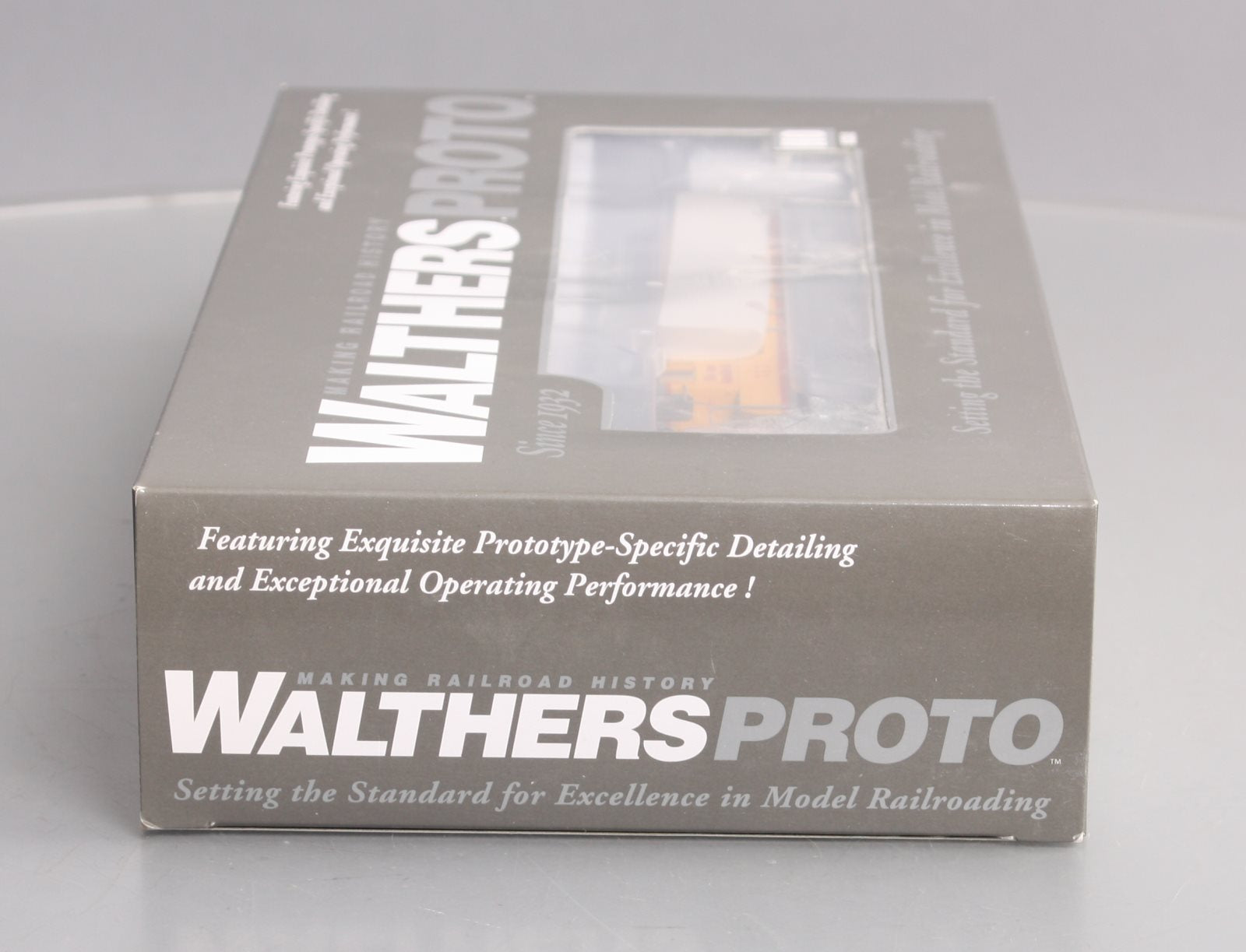 Walthers 920-48865 HO Union Pacific EMD GP30 Diesel Locomotive #727