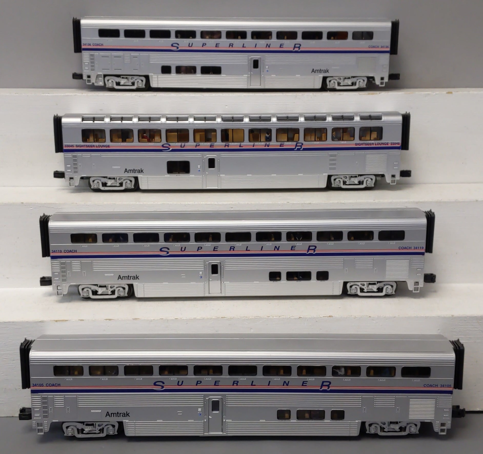 MTH 20-65233 O Amtrak/Northeast Thin Stripes SuperLiner Passenger Set (Set of 4)
