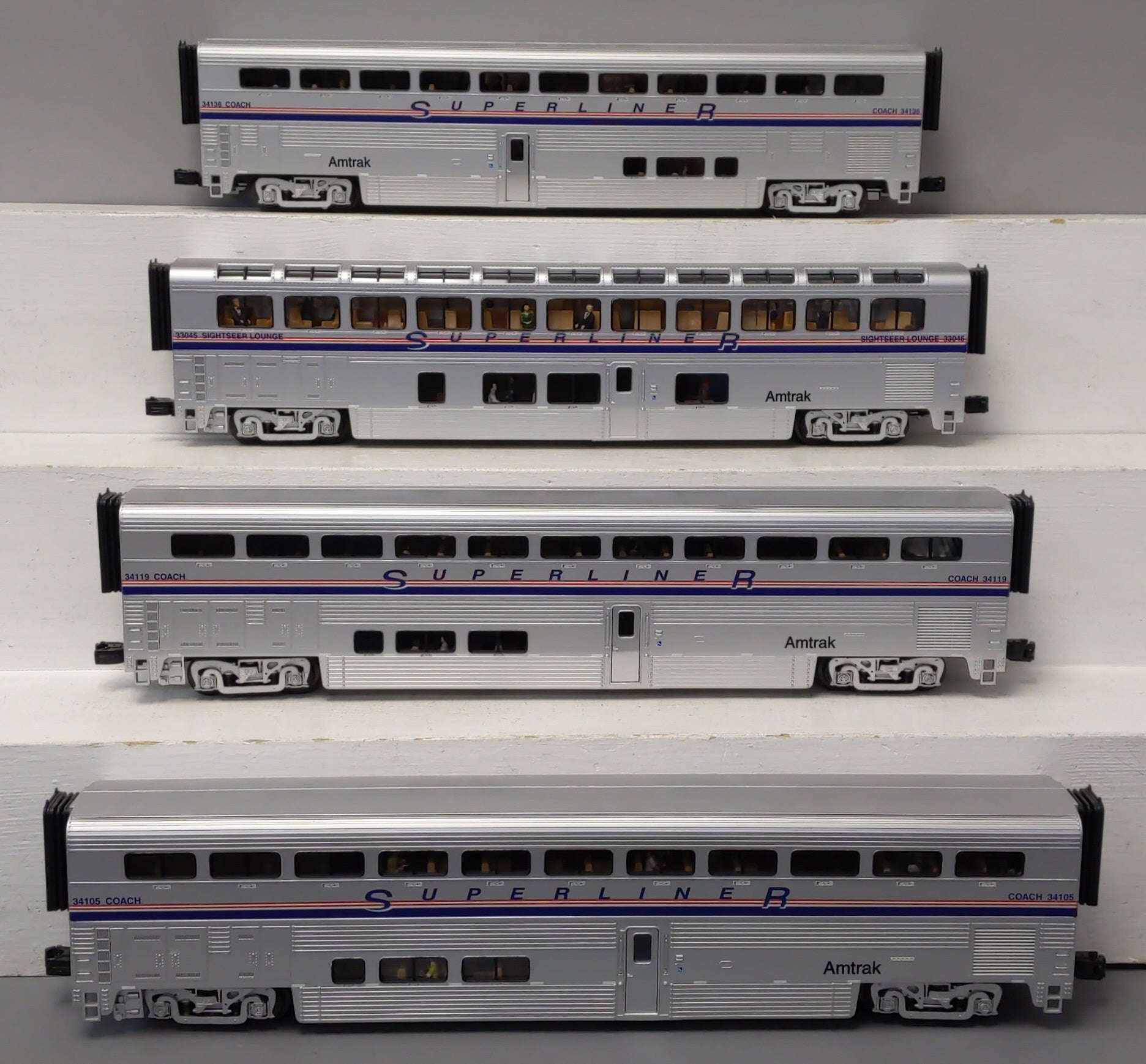 MTH 20-65233 O Amtrak/Northeast Thin Stripes SuperLiner Passenger