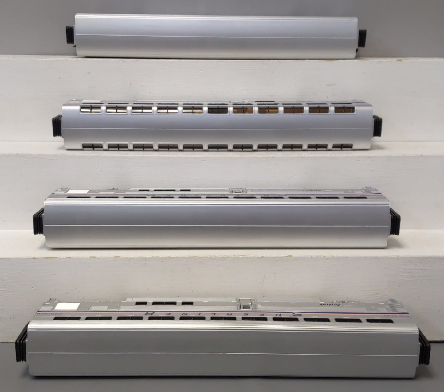 MTH 20-65233 O Amtrak/Northeast Thin Stripes SuperLiner Passenger Set (Set of 4)