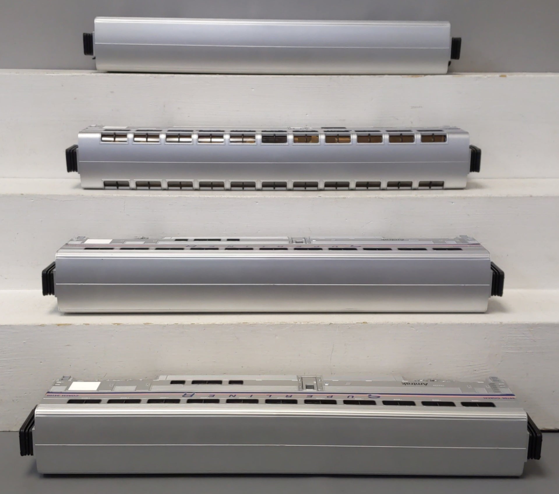 MTH 20-65233 O Amtrak/Northeast Thin Stripes SuperLiner Passenger Set (Set of 4)