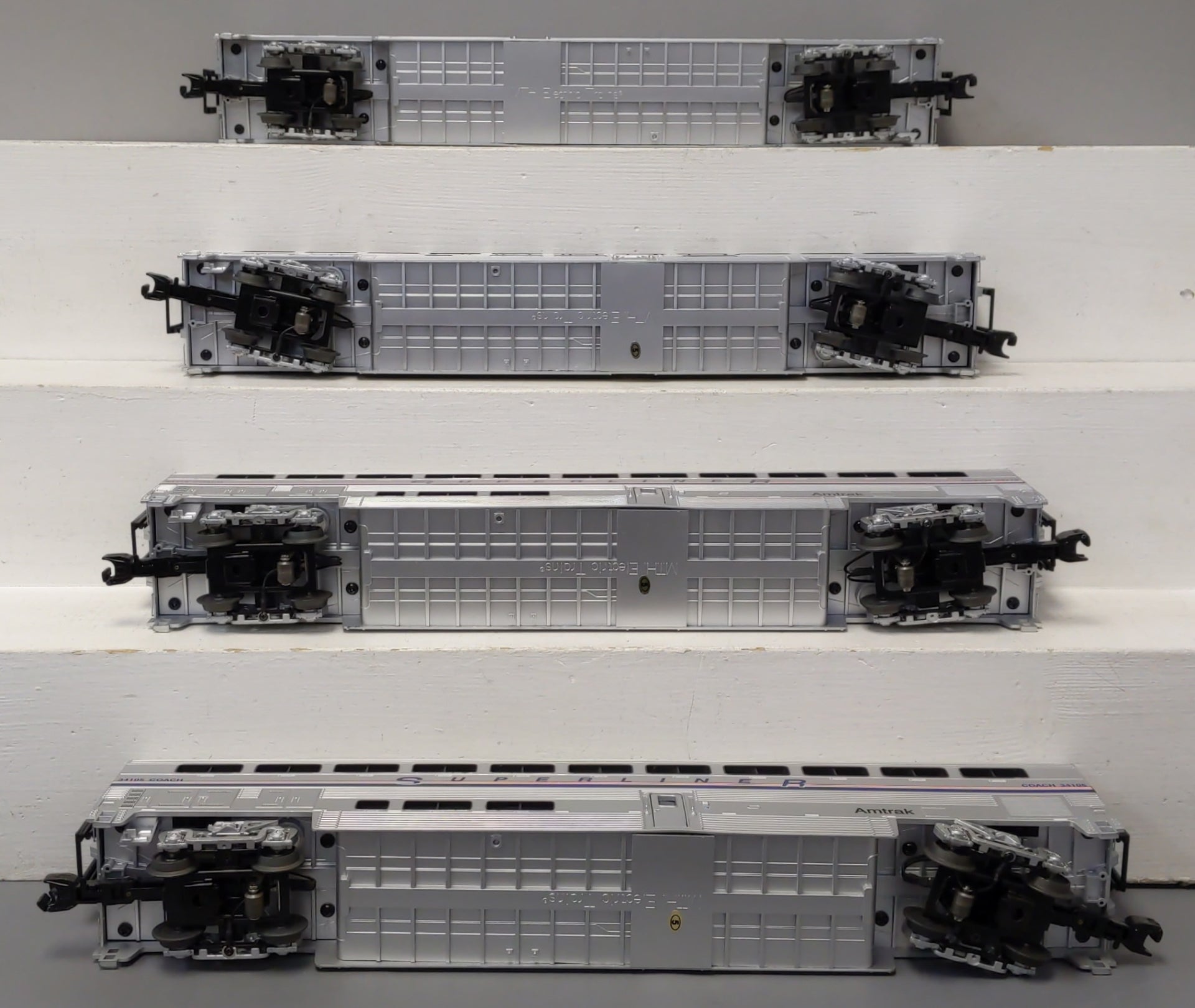MTH 20-65233 O Amtrak/Northeast Thin Stripes SuperLiner Passenger Set (Set of 4)