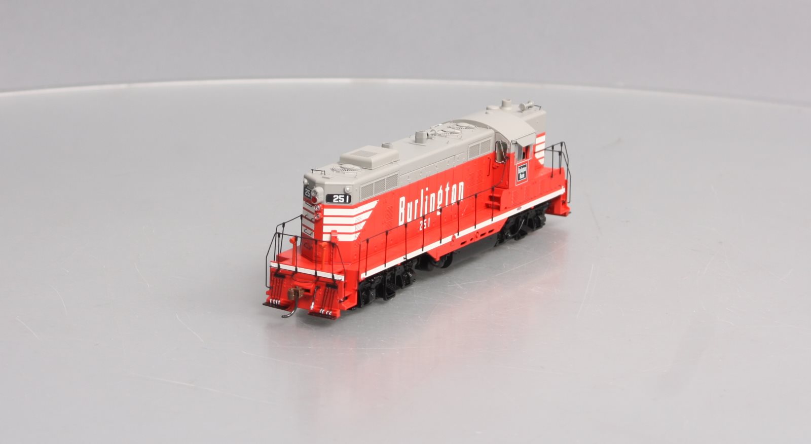 Athearn G62943 HO CB&Q GP7 Diesel Locomotive with DCC & Sound #251