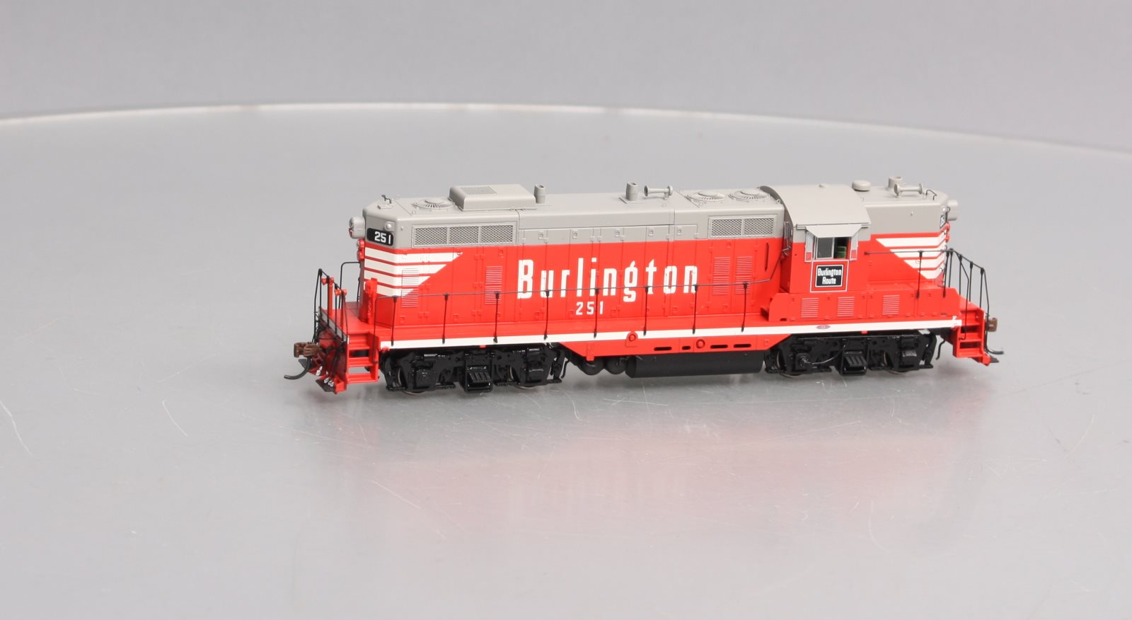 Athearn G62943 HO CB&Q GP7 Diesel Locomotive with DCC & Sound #251