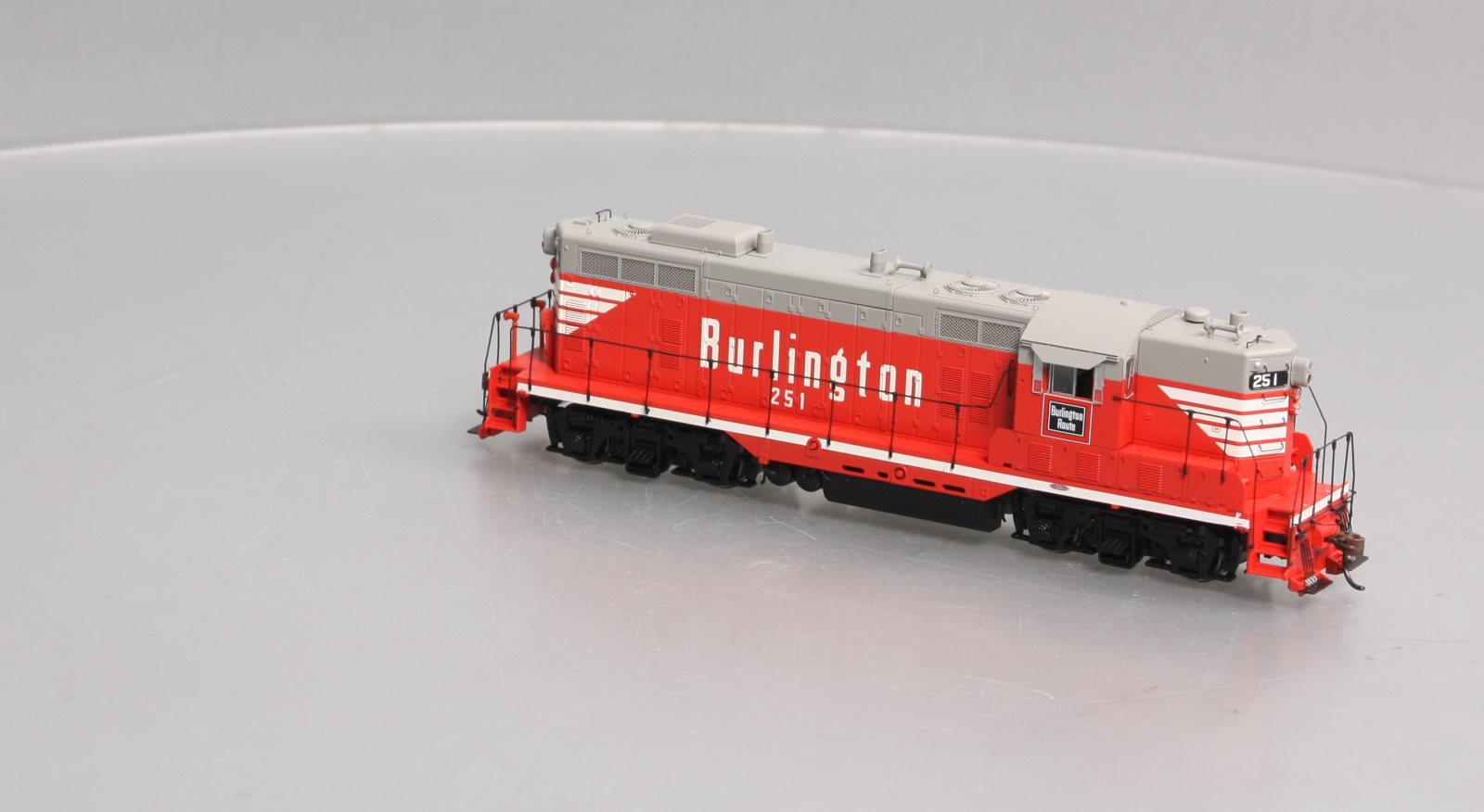 Athearn G62943 HO CB&Q GP7 Diesel Locomotive with DCC & Sound #251