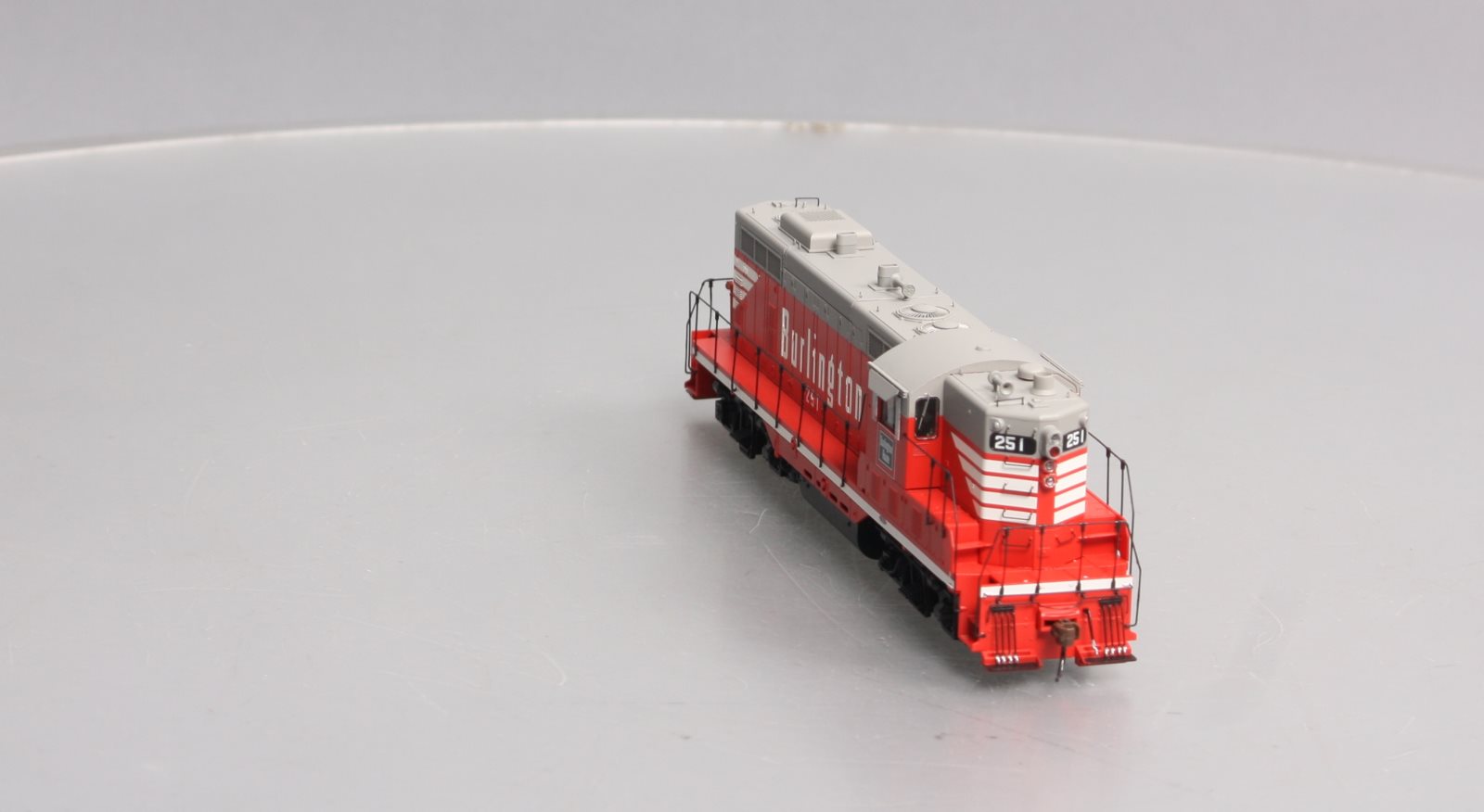 Athearn G62943 HO CB&Q GP7 Diesel Locomotive with DCC & Sound #251