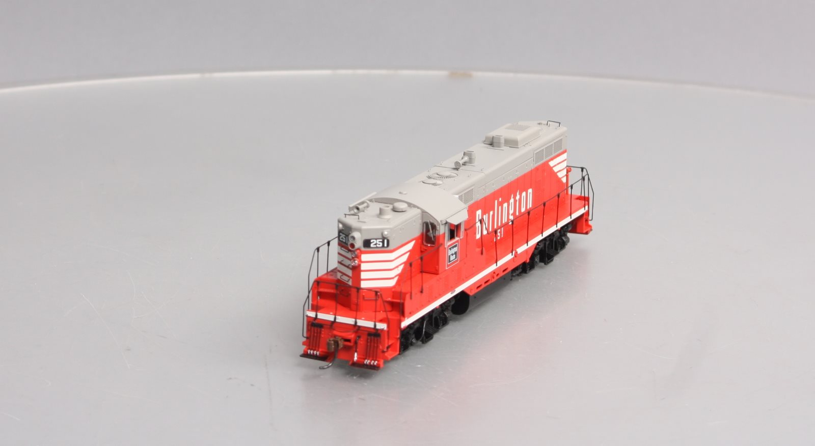 Athearn G62943 HO CB&Q GP7 Diesel Locomotive with DCC & Sound #251