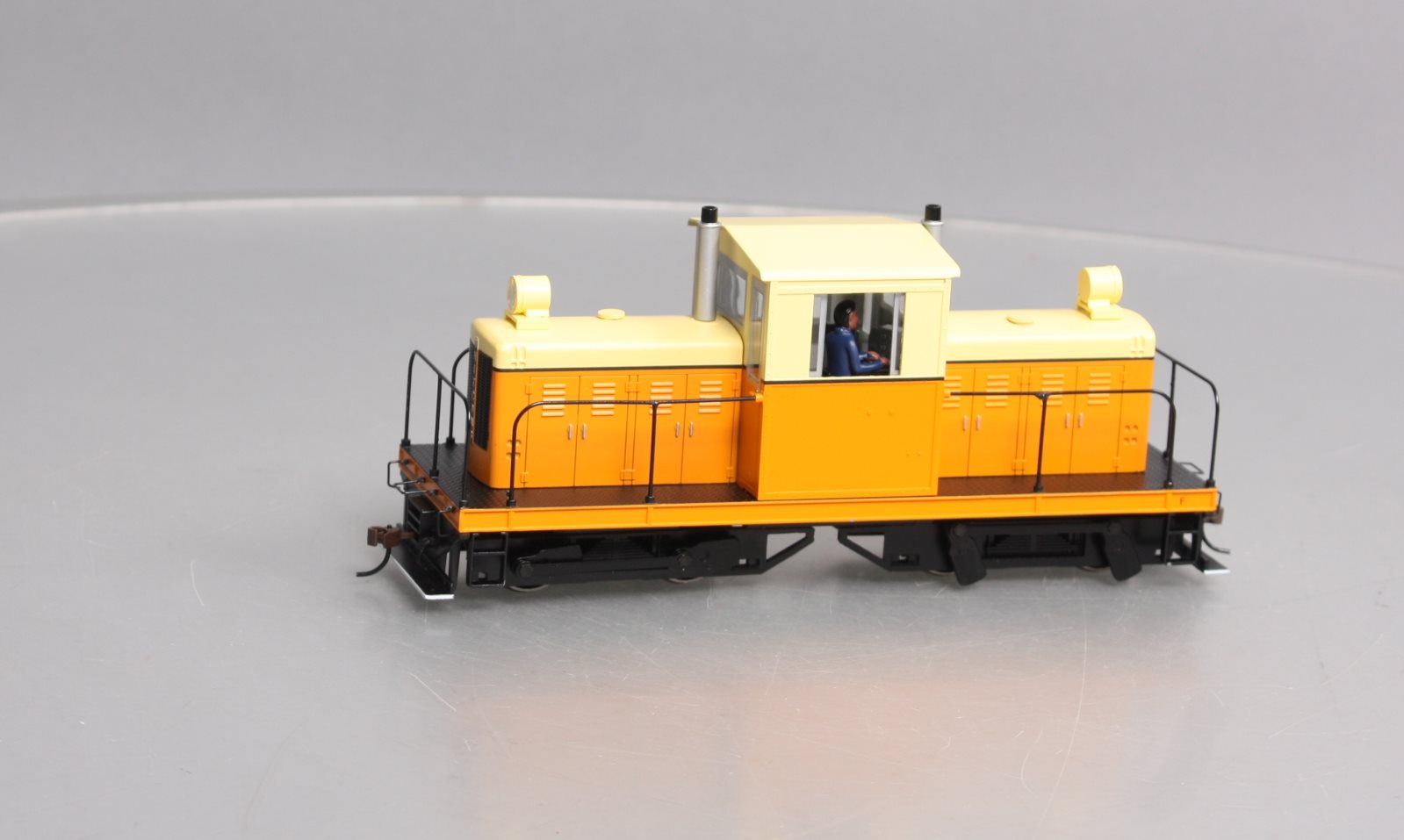 Bachmann 29202 On30 Unlettered Whitcomb 50-Ton Center-Cab Diesel