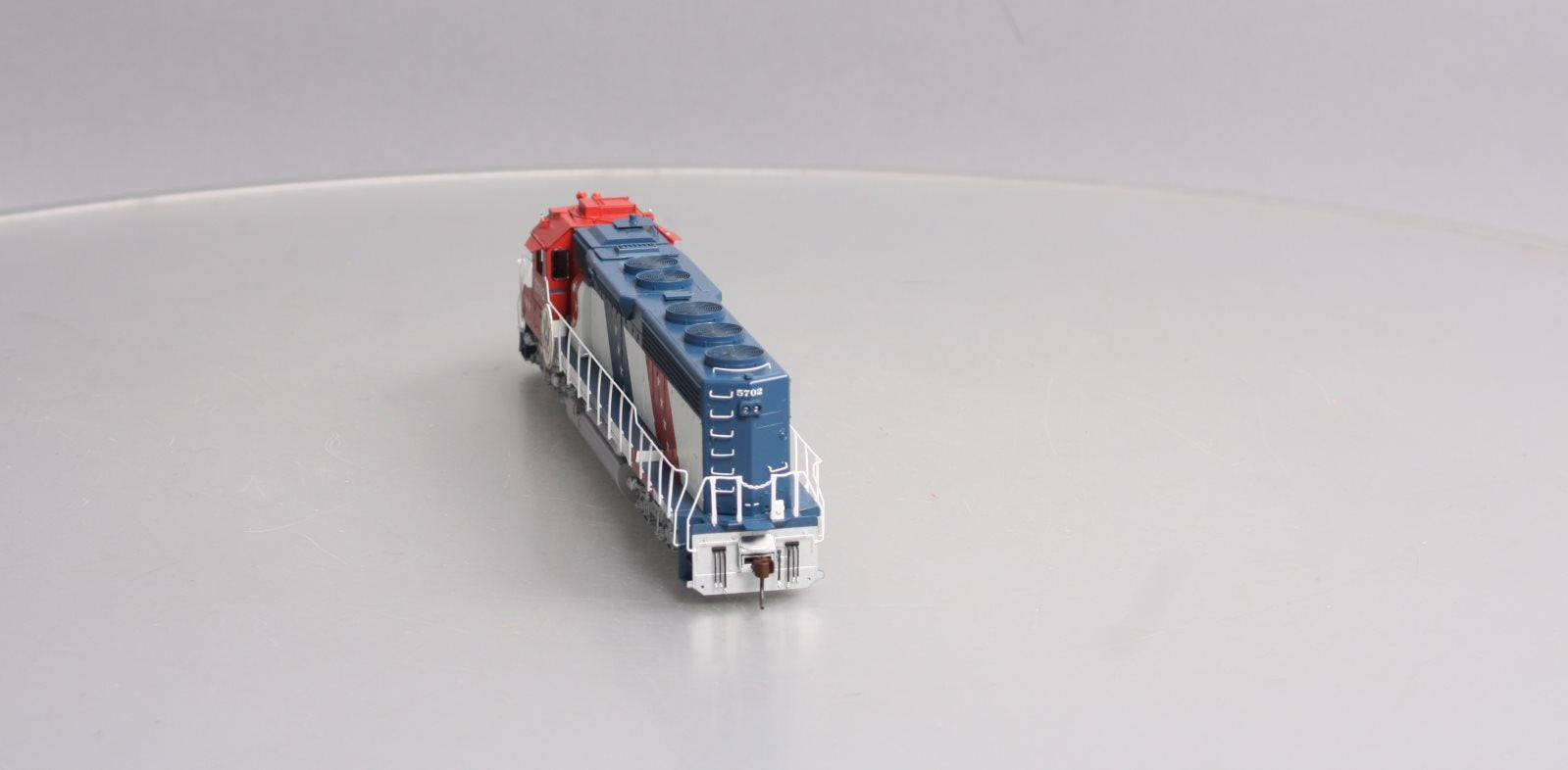 Athearn G67125 HO Santa Fe Bicentennial SD45-2 Diesel Locomotive #5702